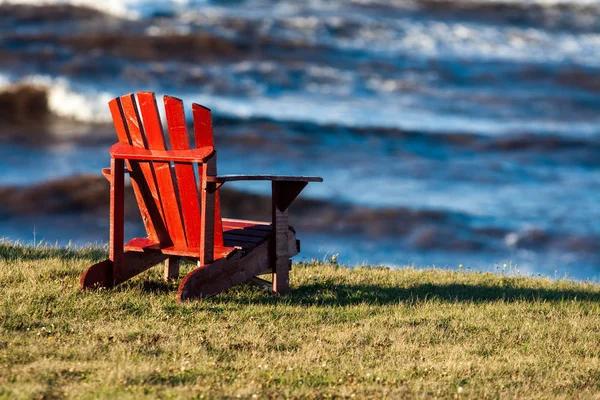 Sedia da giardino rossa — Foto Stock