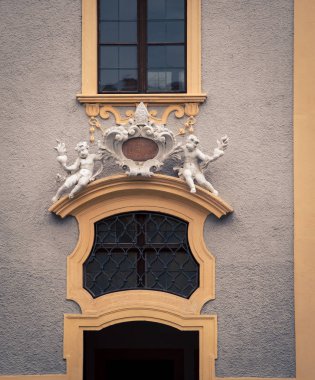 Yukarıda bir kilise kapısına cherubs