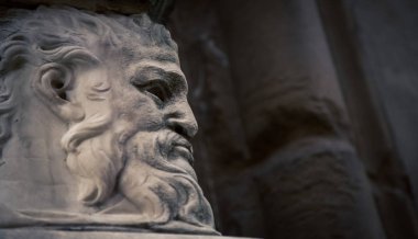 Sakallı erkek heykeli