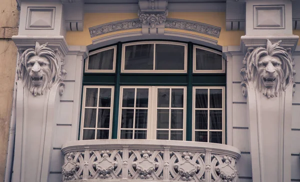 Fereastra si balcon — Fotografie, imagine de stoc