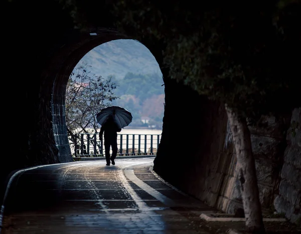 Guarda-chuva em um túnel — Fotografia de Stock