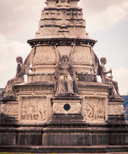 Bevingad kvinnlig staty Lissabon — Stockfoto