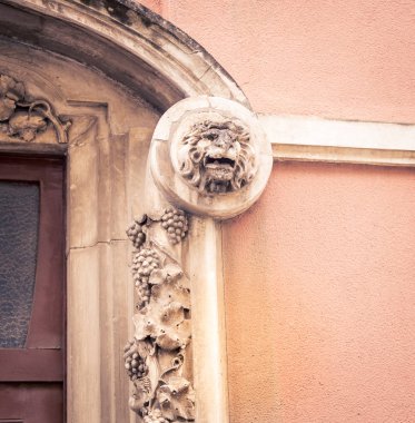 Süslü aslan kabartması