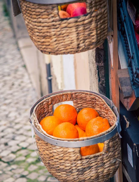 Cesta de vime de frutas — Fotografia de Stock