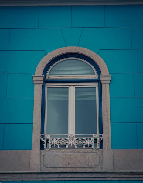 Окно Lisbon Portugal — стоковое фото