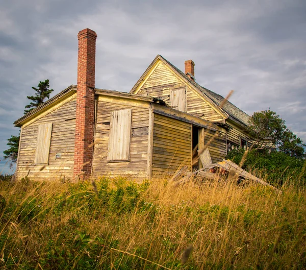 Tetto cadente su una casa abbandonata — Foto Stock