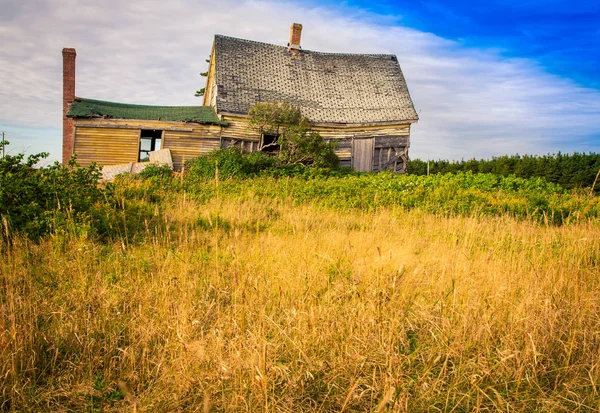 Ugięcia dachu na budynku abandon — Zdjęcie stockowe