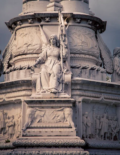 Kvinnlig bevingad staty Lissabon Portugal — Stockfoto