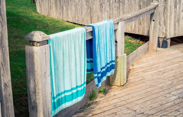 Colgando toallas de playa — Foto de Stock