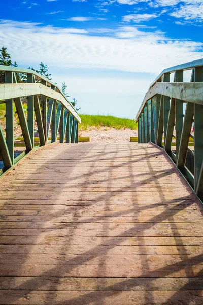 Passerella in legno per la spiaggia — Foto Stock