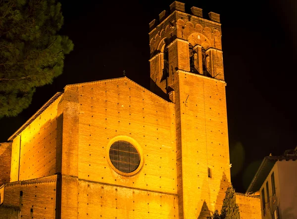 Kościół w nocy siena — Zdjęcie stockowe