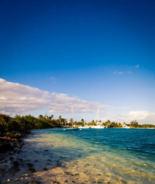 Lodě v zátoce v Turks a Caicos — Stock fotografie