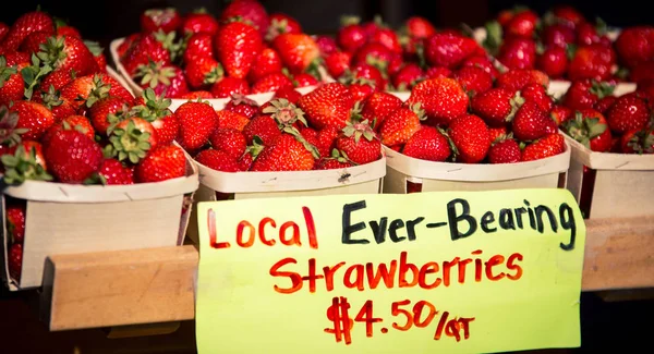 Fresh strawberries market — Stock Photo, Image