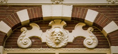 Yukarıda bir kapı yardım