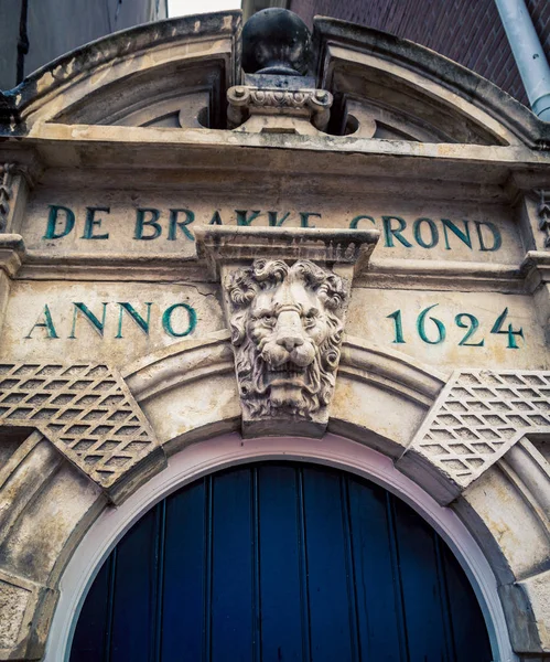 Lion head above doorway amsterdam — стоковое фото