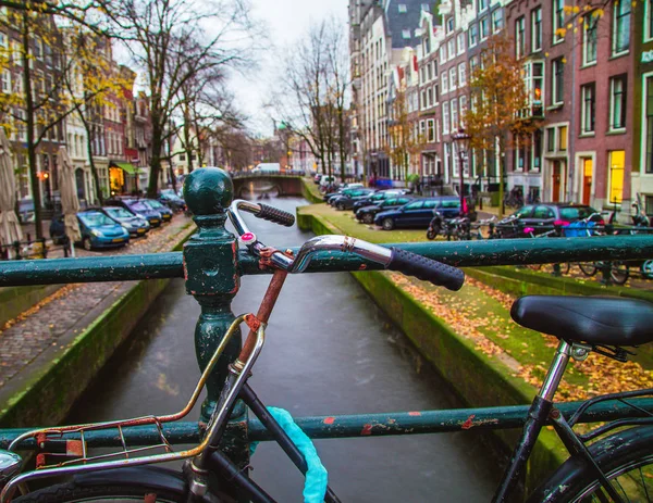 Bicicleta sobre o canal — Fotografia de Stock