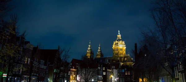 Kyrkan på natt amsterdam — Stockfoto