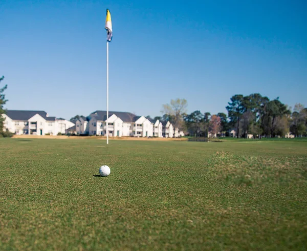 Golfball und Fahne — Stockfoto