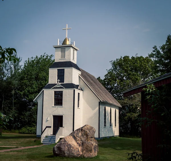 Rural branco igreja príncipe Edward ilha — Fotografia de Stock