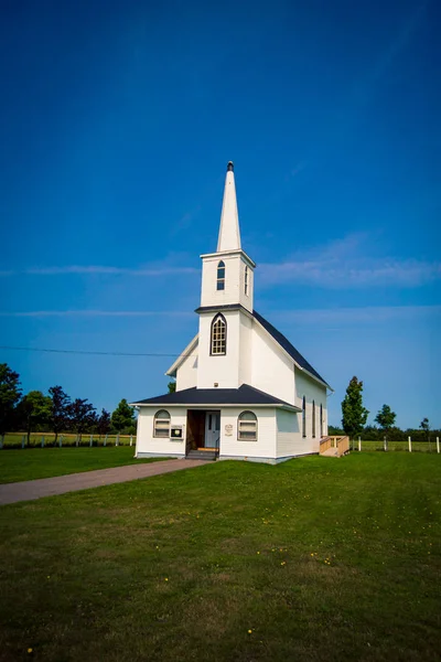 Rural branco igreja príncipe Edward ilha — Fotografia de Stock