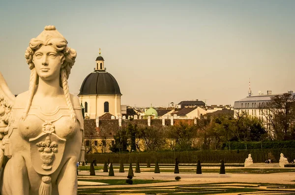 동상과 돔 비엔나 — 스톡 사진