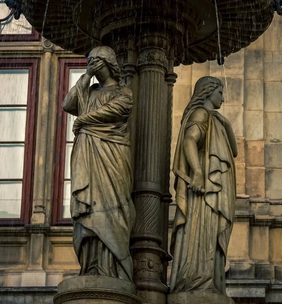 Statyer fontän paris — Stockfoto