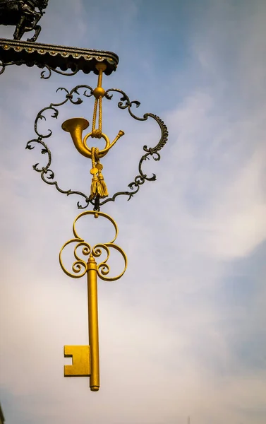 Hanging golden key — Stock Photo, Image
