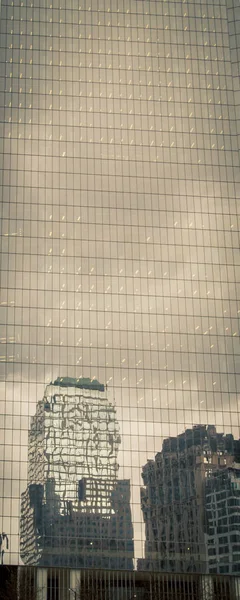 Edificio de reflexión en un rascacielos — Foto de Stock