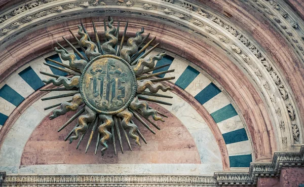 宗教象征教堂的门 — 图库照片