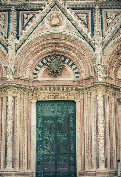 Porta catedral siena itália — Fotografia de Stock