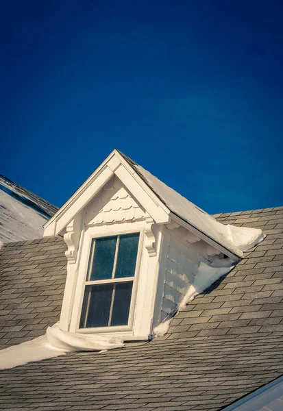 Egy házat a tetőablak — Stock Fotó