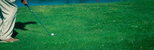 Golfspelare svängande strykjärn — Stockfoto