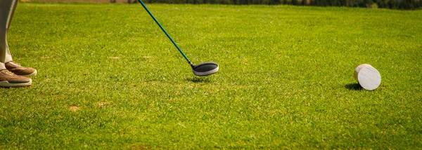 Golfspelare linjer upp sin chaufför — Stockfoto