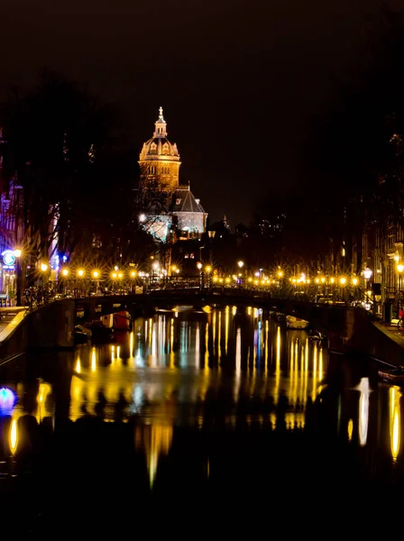 Kyrkan på natt amsterdam — Stockfoto