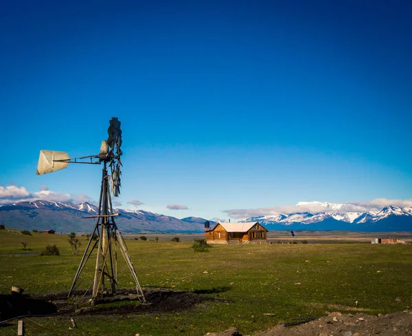 Bir çiftlikte Patagonya yel değirmeni — Stok fotoğraf