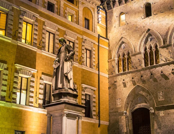 Statue siena italy — Stock Photo, Image