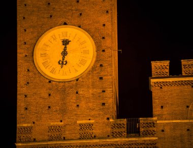 Siena gece saat kulesi
