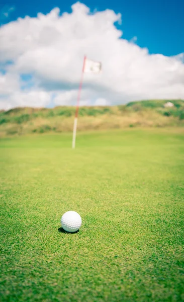 Golfboll som väntar på att bli putted — Stockfoto