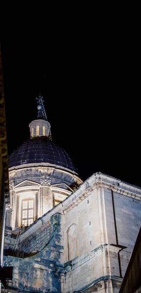 Θόλο εκκλησιών στο Ντουμπρόβνικ νύχτα — Φωτογραφία Αρχείου