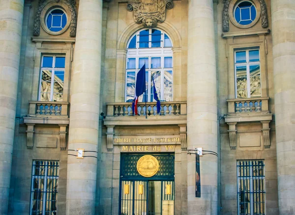 Здание в Париже — стоковое фото