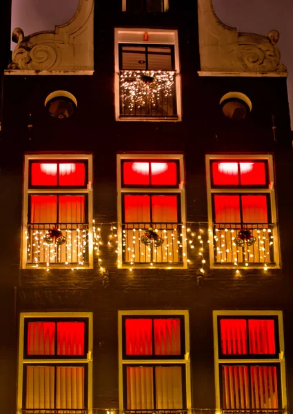 Byggnad upplyst med rött i Amsterdam — Stockfoto