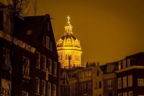 阿姆斯特丹夜晚的大教堂 — 图库照片