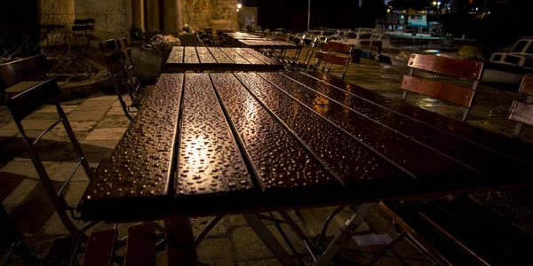 Mesa de restaurante molhada à noite — Fotografia de Stock