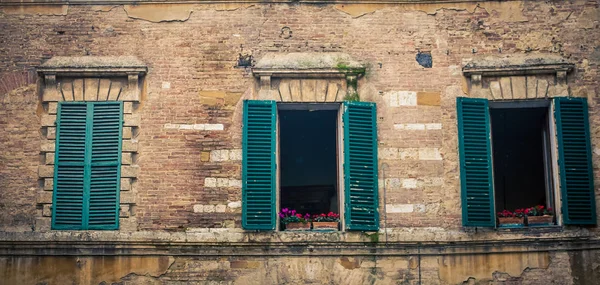 Зеленые ставни Siena Italy — стоковое фото