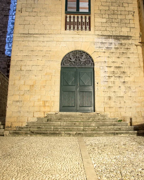Porta da igreja à noite Dubrovnik — Fotografia de Stock