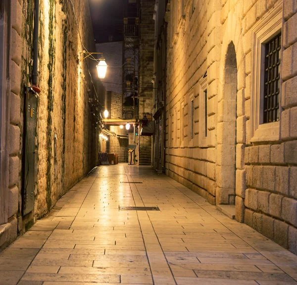 Alleyway dubrovnik at night — Stock Photo, Image