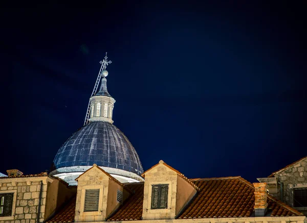 Cúpula da igreja à noite Dubrovnik — Fotografia de Stock