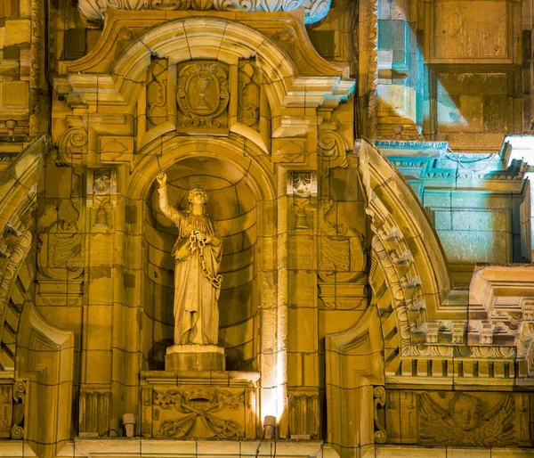 Religiös staty på en katedral — Stockfoto