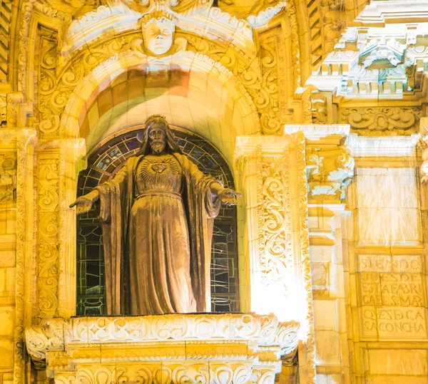 Religiös staty på en katedral — Stockfoto