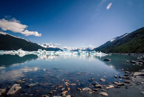 阿根廷的一个湖上的冰山 — 图库照片